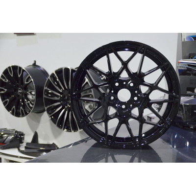 Juego de 4 Llantas 18 M4 GTS Glossy Black BM063